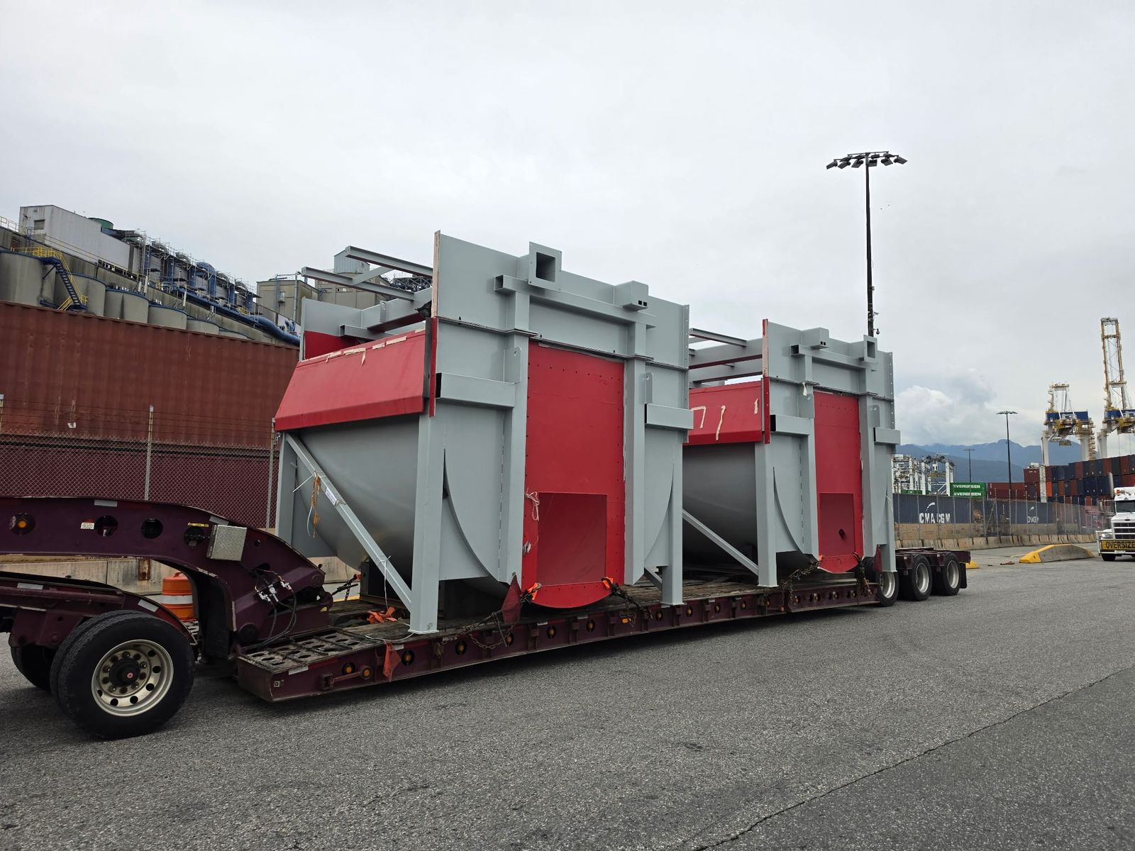 Four 38 m³ Flotation Tanks on the Move